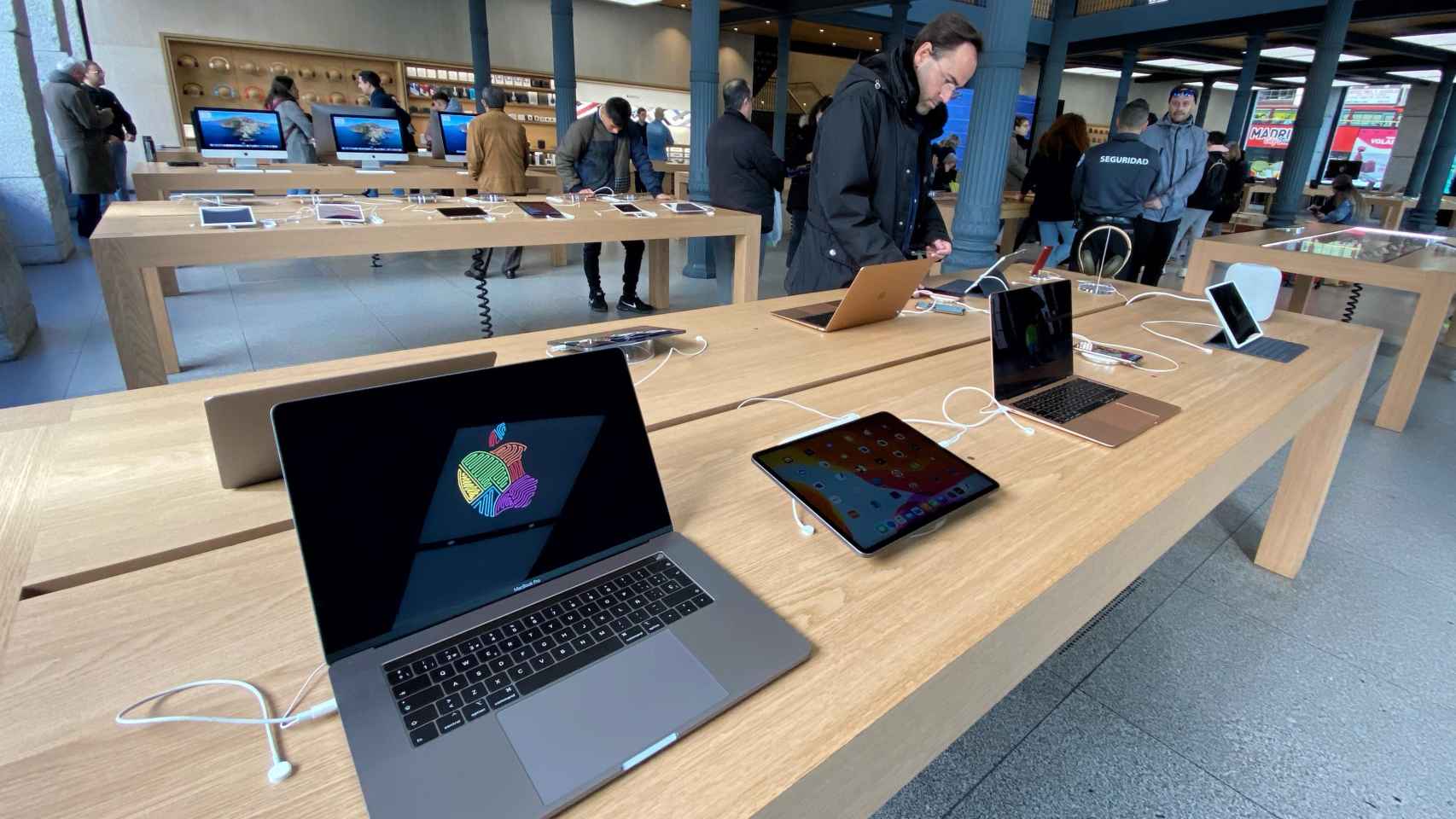 Ordenadores y tablets expuestas en una tienda de Apple / EP