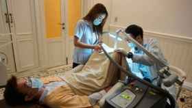 Imagen del tratamiento de blanqueamiento de pene en una clínica de Tailandia / AFP