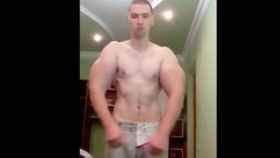 El joven ruso muestra sus brazos llenos de aceite / Youtube