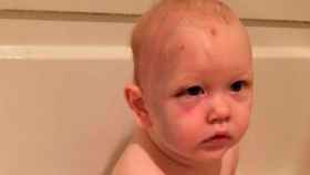 El bebé fue golpeado por la niñera según sus padres / Facebook