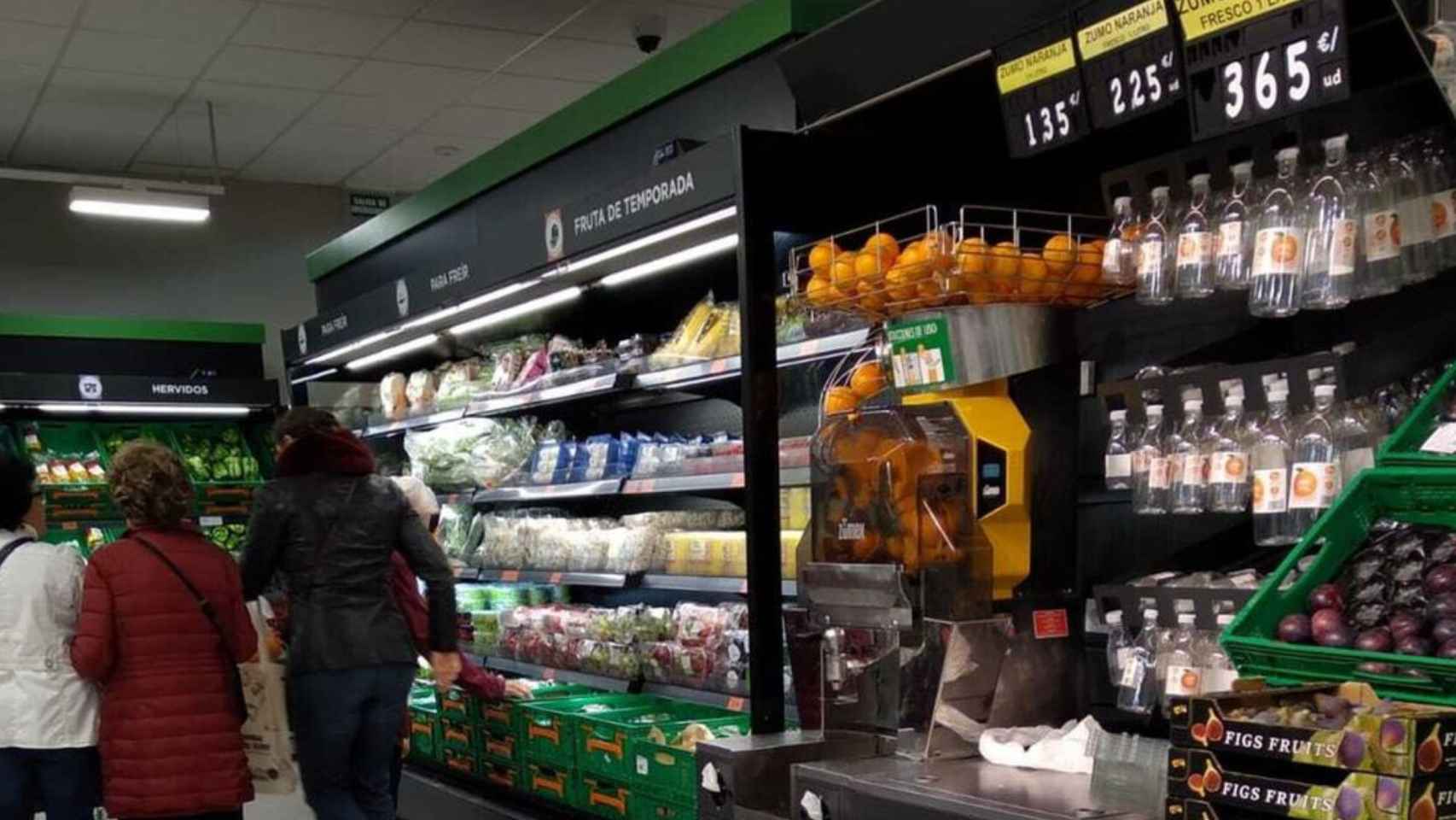 Una máquina de zumo recién exprimido en un supermercado / EUROPAPRESS