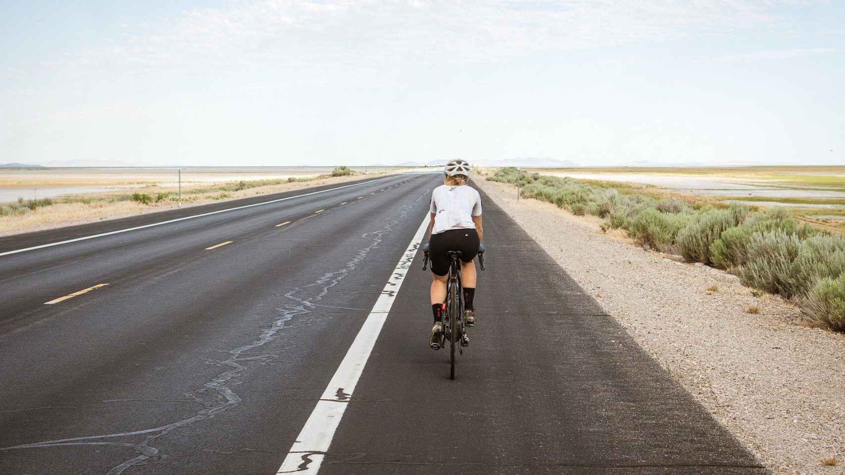 Un ciclista circula por el arcén de una carretera / CG