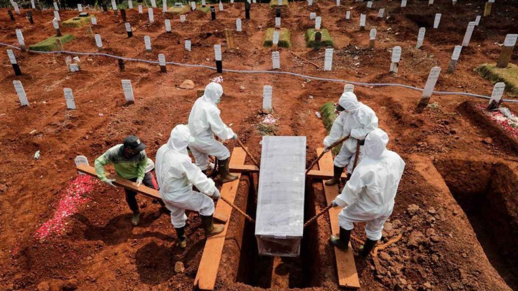 Indonesia condena a los que no llevan mascarilla a cavar tumbas / EFE