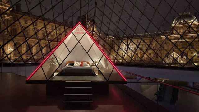 Minipirámide construida en el interior del Museo del Louvre / AIRBNB
