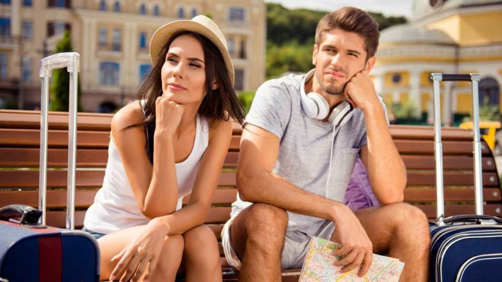Una pareja enfadada durante sus vacaciones, donde se producen el 33% de los divorcios  / WIMDU - SHUTTERSTOCK