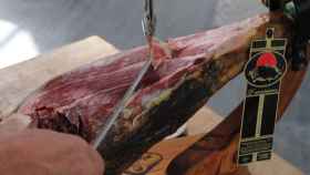 Una persona cortando jamón / 801546 EN PIXABAY