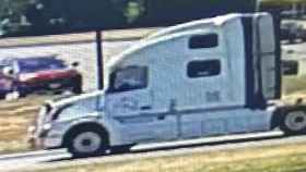 Un camión filmado por cámaras de seguridad / REDES