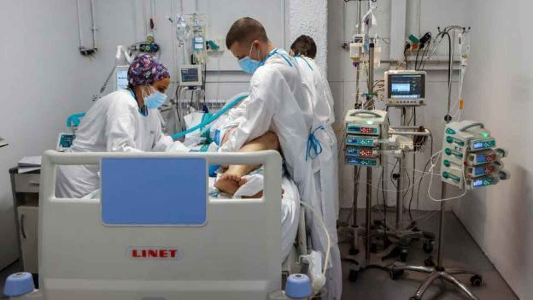 Sanitarios atienden a un paciente en el hospital / EFE
