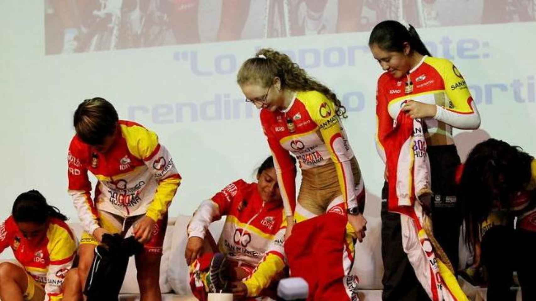 El polémico uniforme de unas ciclistas colombianas / EFE