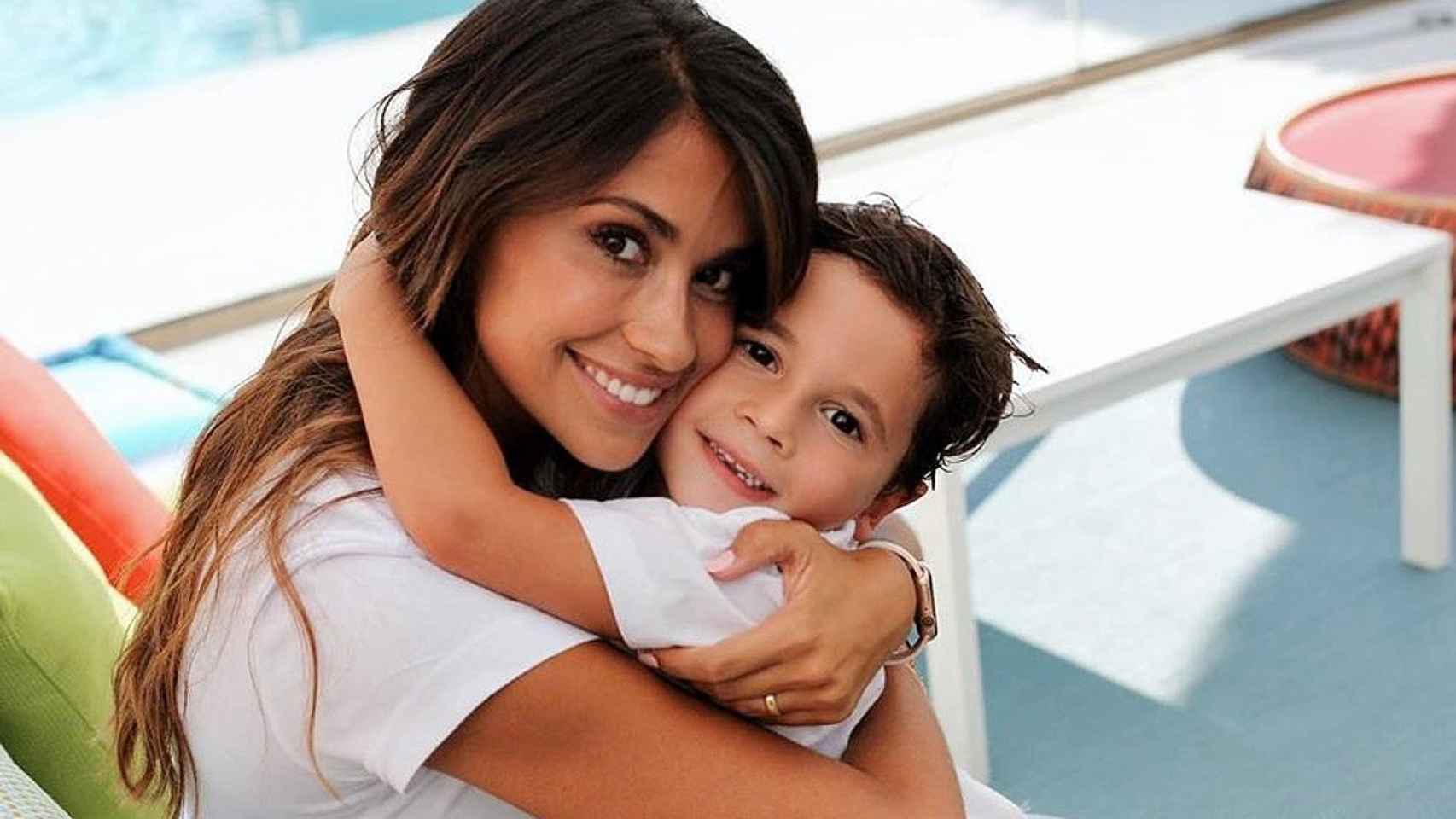 Antonella Roccuzzo con su hijo Mateo en casa