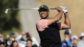Tiger Woods jugando al golf