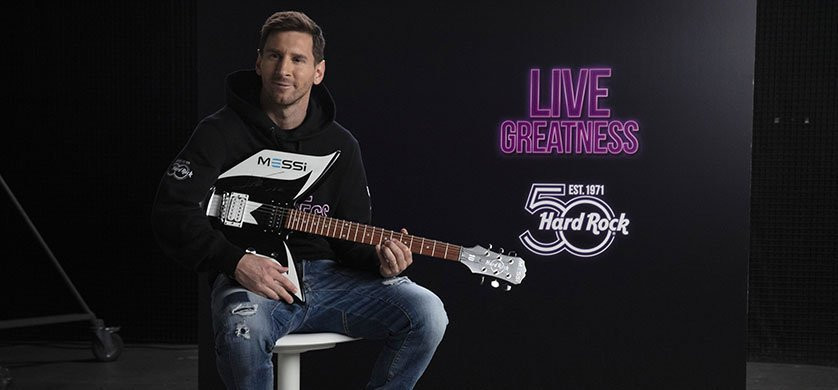 Messi con su guitarra de regalo de Hard Rock Café