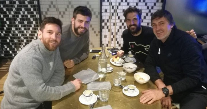 Messi, Piqué, Cesc y Roura cuando los cuatro estaban en el Barça / INSTAGRAM