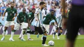 Leo Messi, lanzando un penalti contra Arabia Saudí en el Mundial / EFE