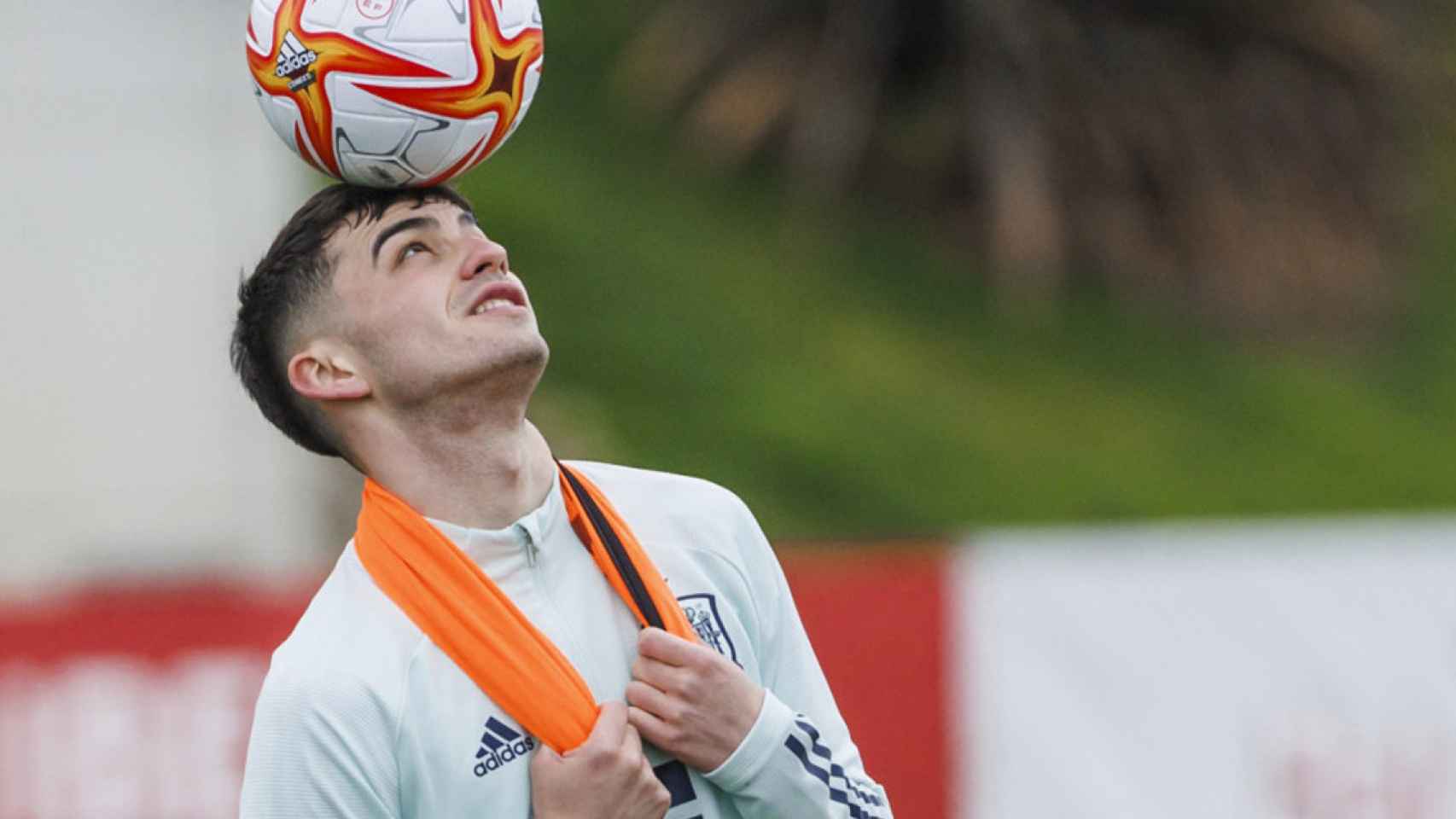 El control de balón de Pedri con la cabeza, durante un entrenamiento de la selección española / SeFutbol