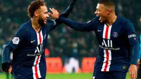 Neymar y Mbappé celebran un gol del PSG / EFE