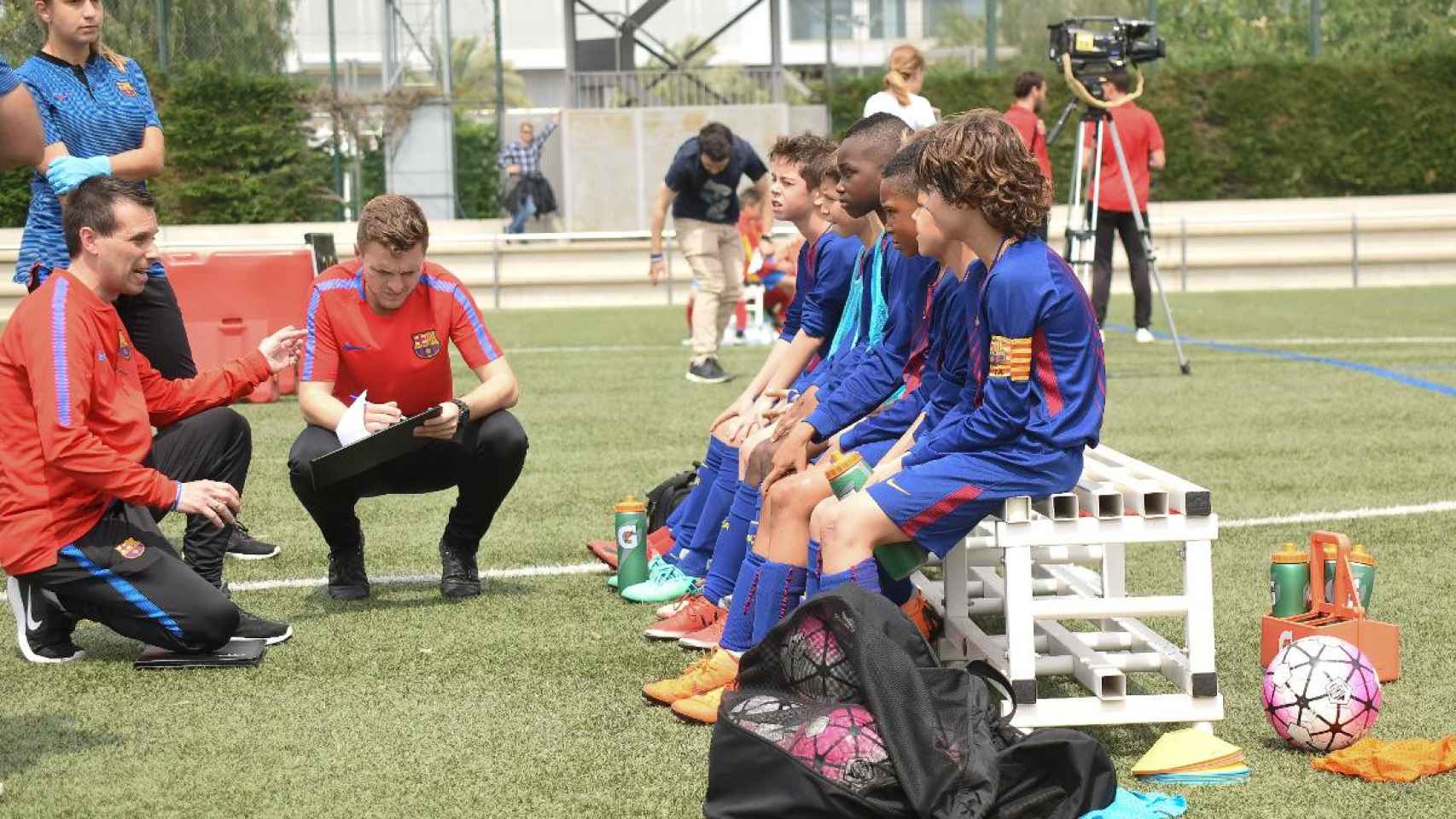 Entrenadores de la Masía dando órdenes a sus jugadores / FC Barcelona