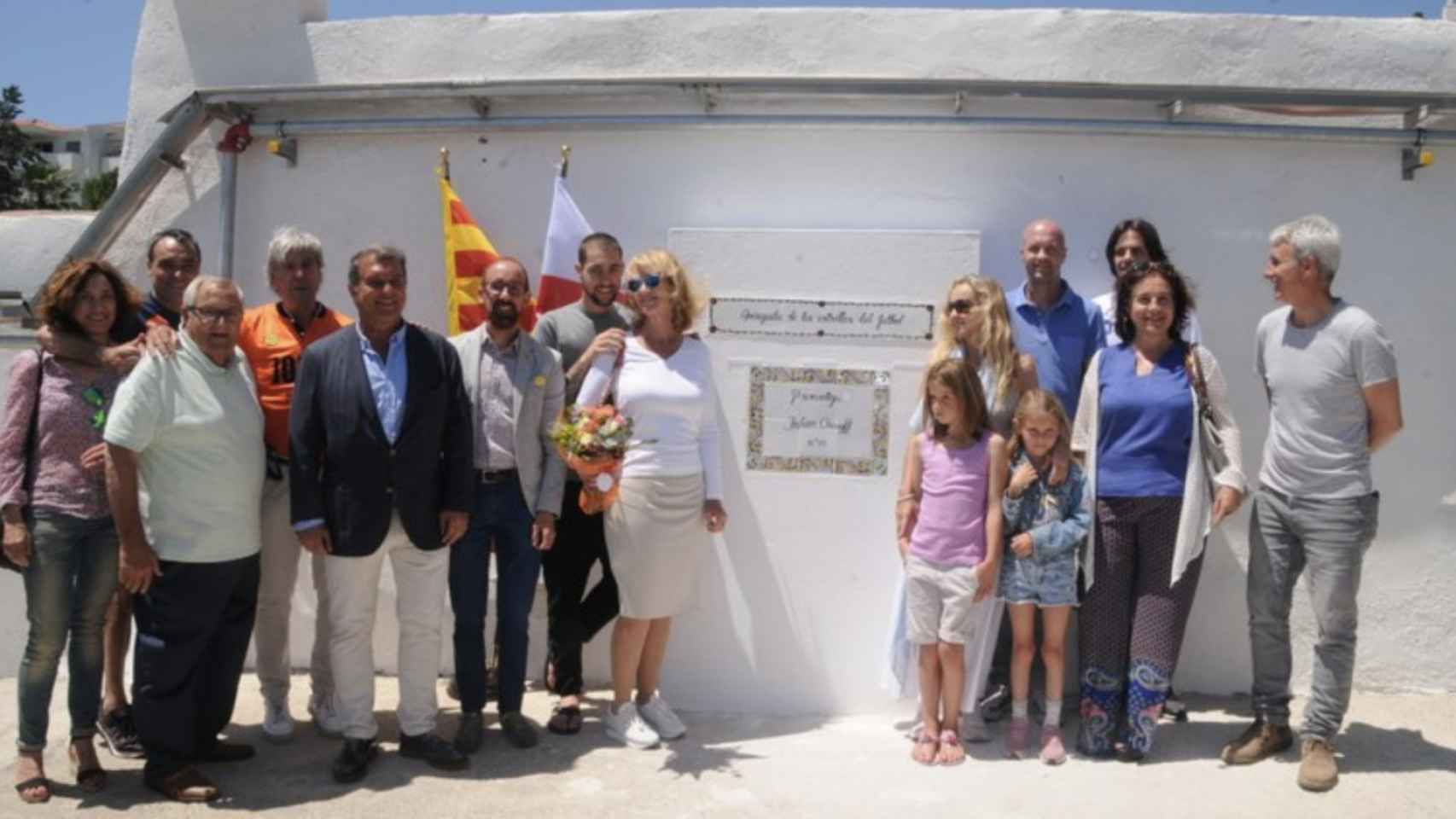 Una foto de la familia de Johan Cruyff  y Joan Laporta en la inauguración de la placa al exfutbolista