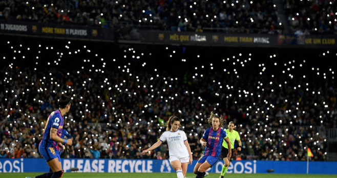 Alexia Putellas persigue a una jugadora del Real Madrid en un Camp Nou abarrotado / EFE