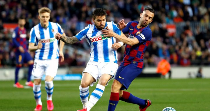 Jordi Alba lucha un balón en el Barça-Real Sociedad / EFE
