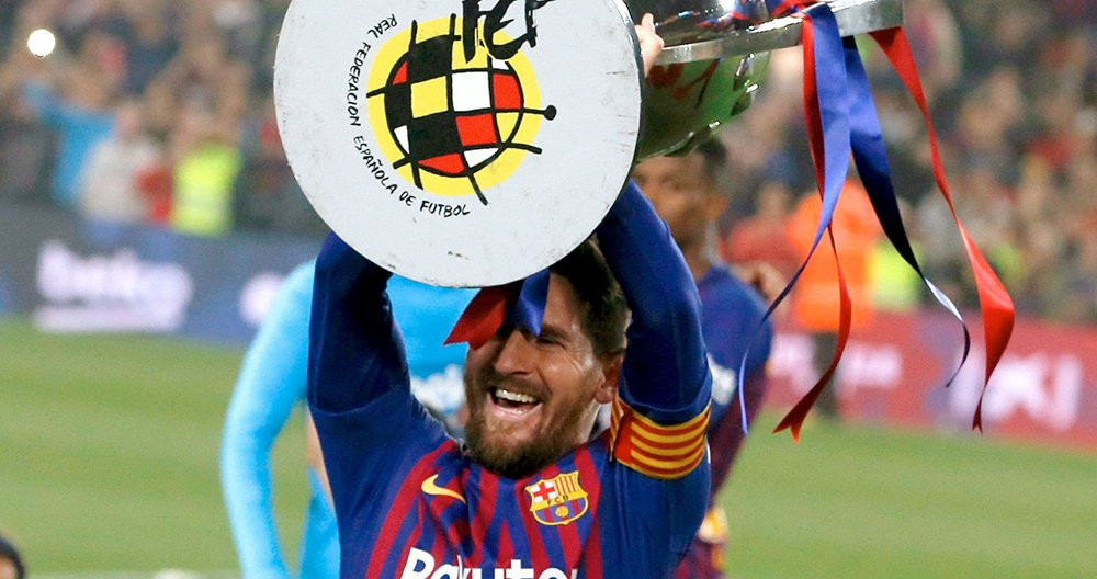 Messi levanta la copa de la Liga 2018-19 / EFE