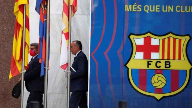 Joan Laporta y Rafa Yuste, saliendo de las oficinas del Barça / EFE