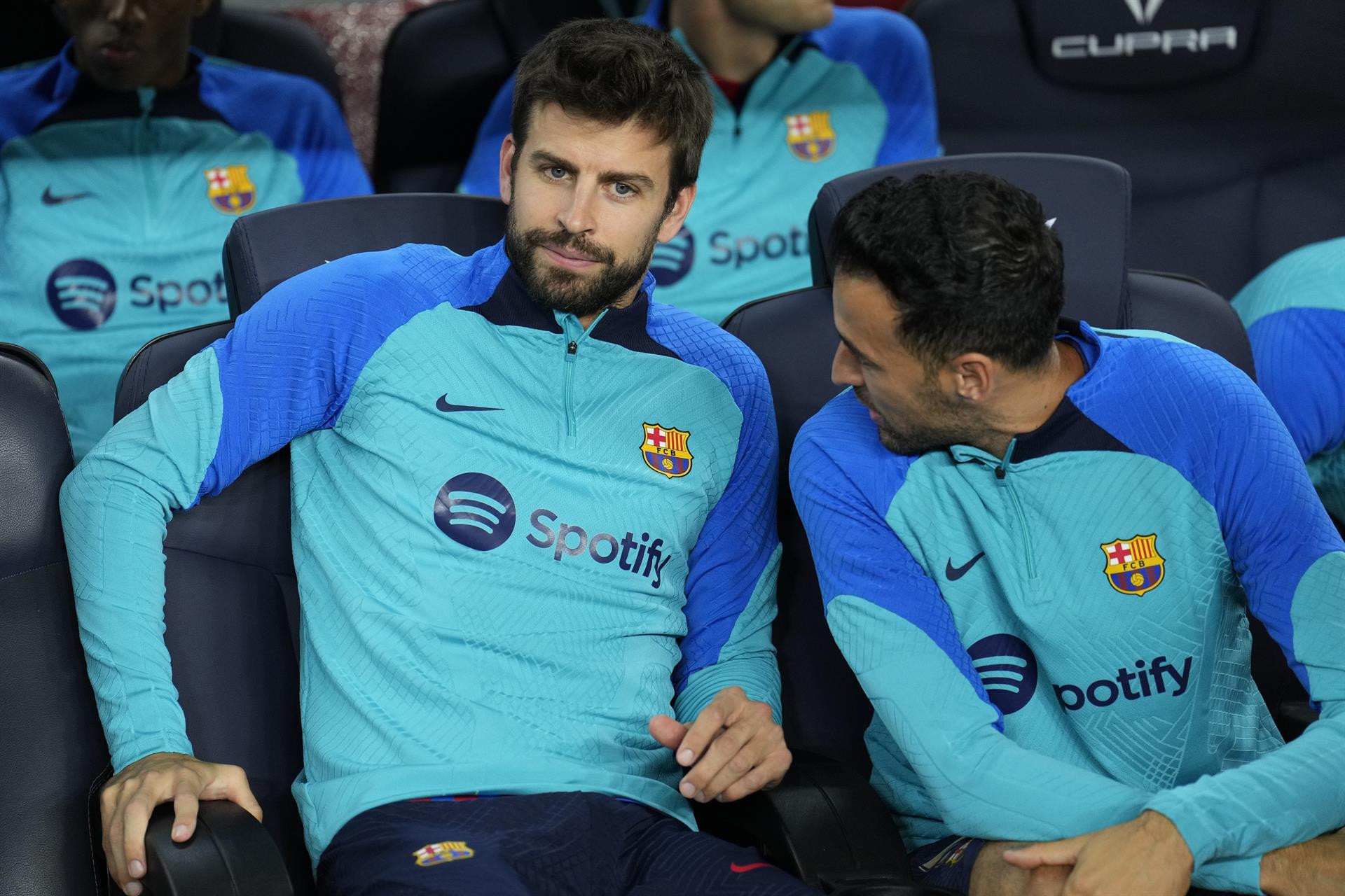 Gerard Piqué y Sergio Busquets, en el banquillo del Camp Nou / EFE