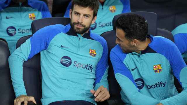 Gerard Piqué y Sergio Busquets, en el banquillo del Camp Nou / EFE