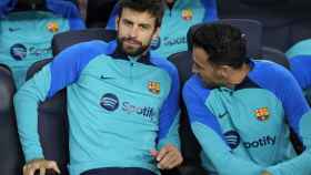 Gerard Piqué y Sergio Busquets, en el banquillo del Camp Nou / EFE