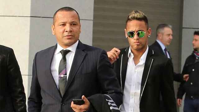 Neymar Jr y su padre, rumbo a los juzgados en una imagen de archivo / EFE