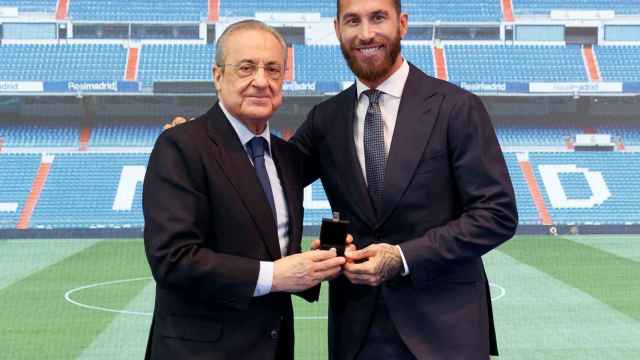 Florentino Pérez y Sergio Ramos en el acto de despedida del central / EFE