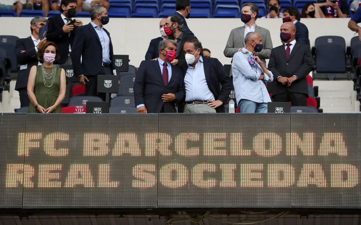 Joan Laporta, en la imagen en el palco antes del partido contra la Real Sociedad, planea cómo seguir reduciendo la masa salarial / FCB