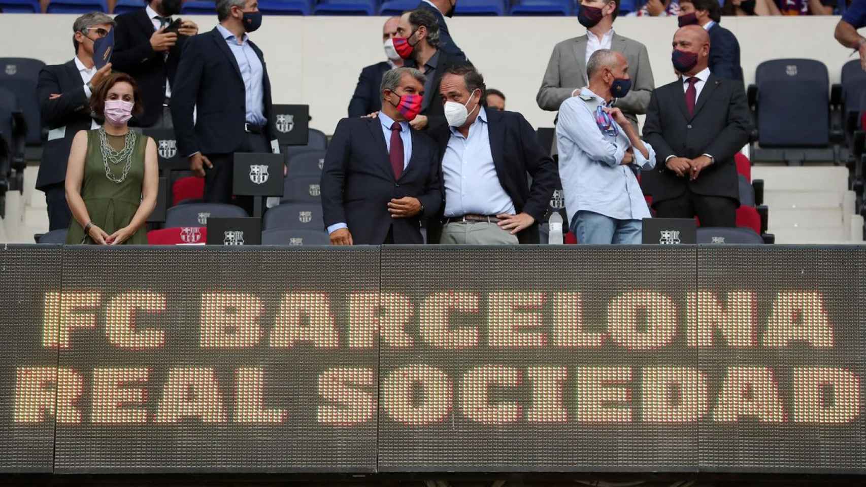 Joan Laporta, en la imagen en el palco antes del partido contra la Real Sociedad, planea cómo seguir reduciendo la masa salarial / FCB