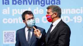 Laporta recibe a Pere Aragonès en el punto de vacunación del Camp Nou / EFE