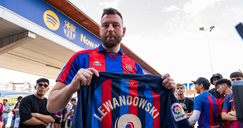 Un aficionado del FC Barcelona, posando con la camiseta de Robert Lewandowski / LUIS MIGUEL AÑÓN (CM)