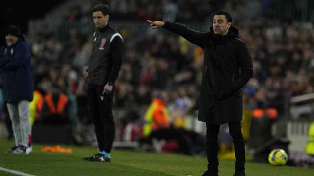Xavi da instrucciones a sus jugadores contra el Sevilla / EFE