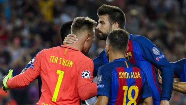 Piqué y Jordi Alba felicitando a Ter Stegen / EFE