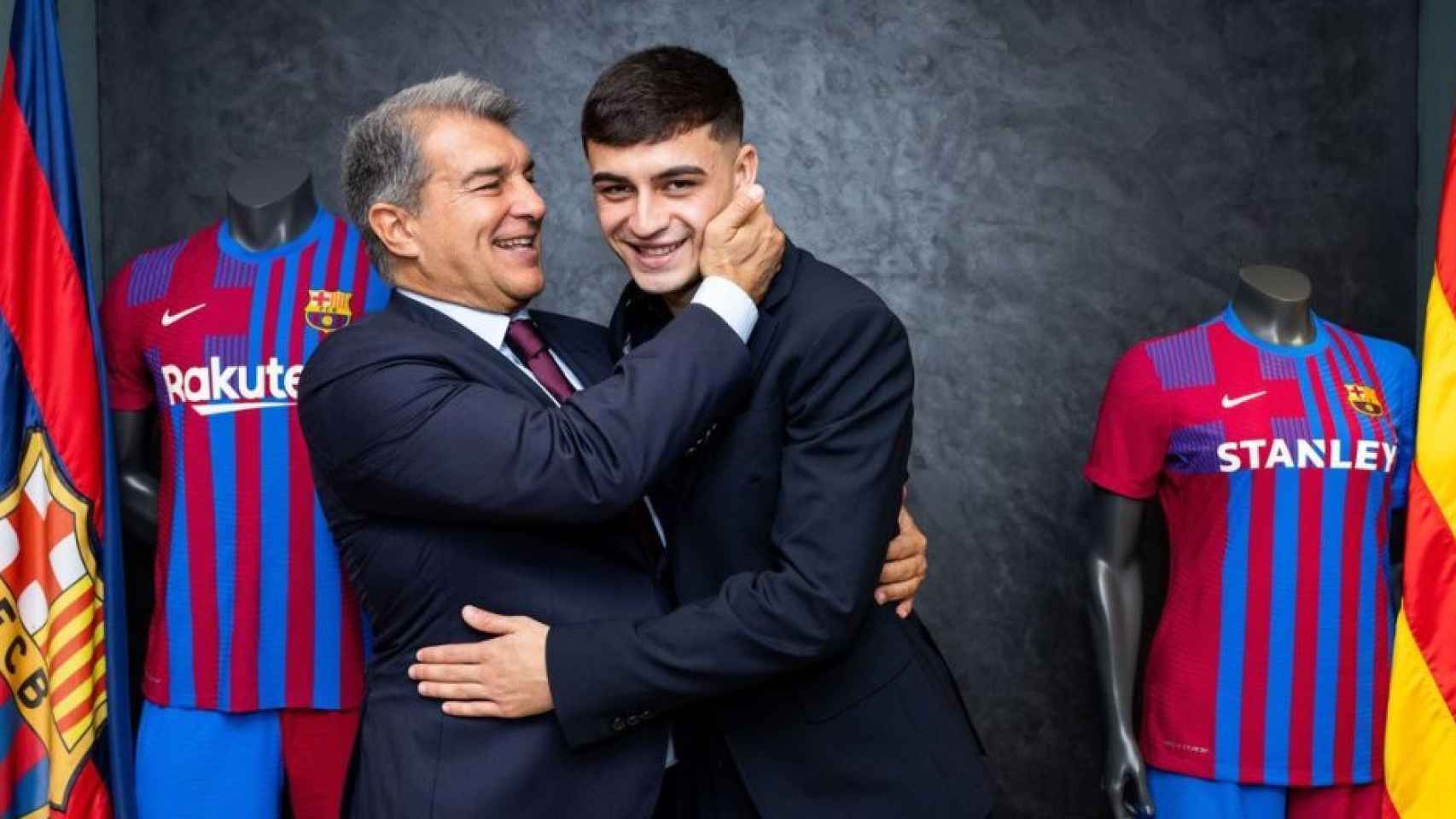 Laporta felicita a Pedri, quien asegura que no hubiera rechazado al Real Madrid, tras renovar su contrato con el Barça / FCB