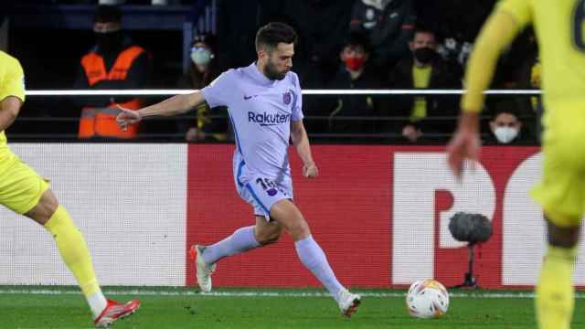 Jordi Alba, dispuesto a centrar la pelota, en el último partido de Liga contra el Villarreal / FCB