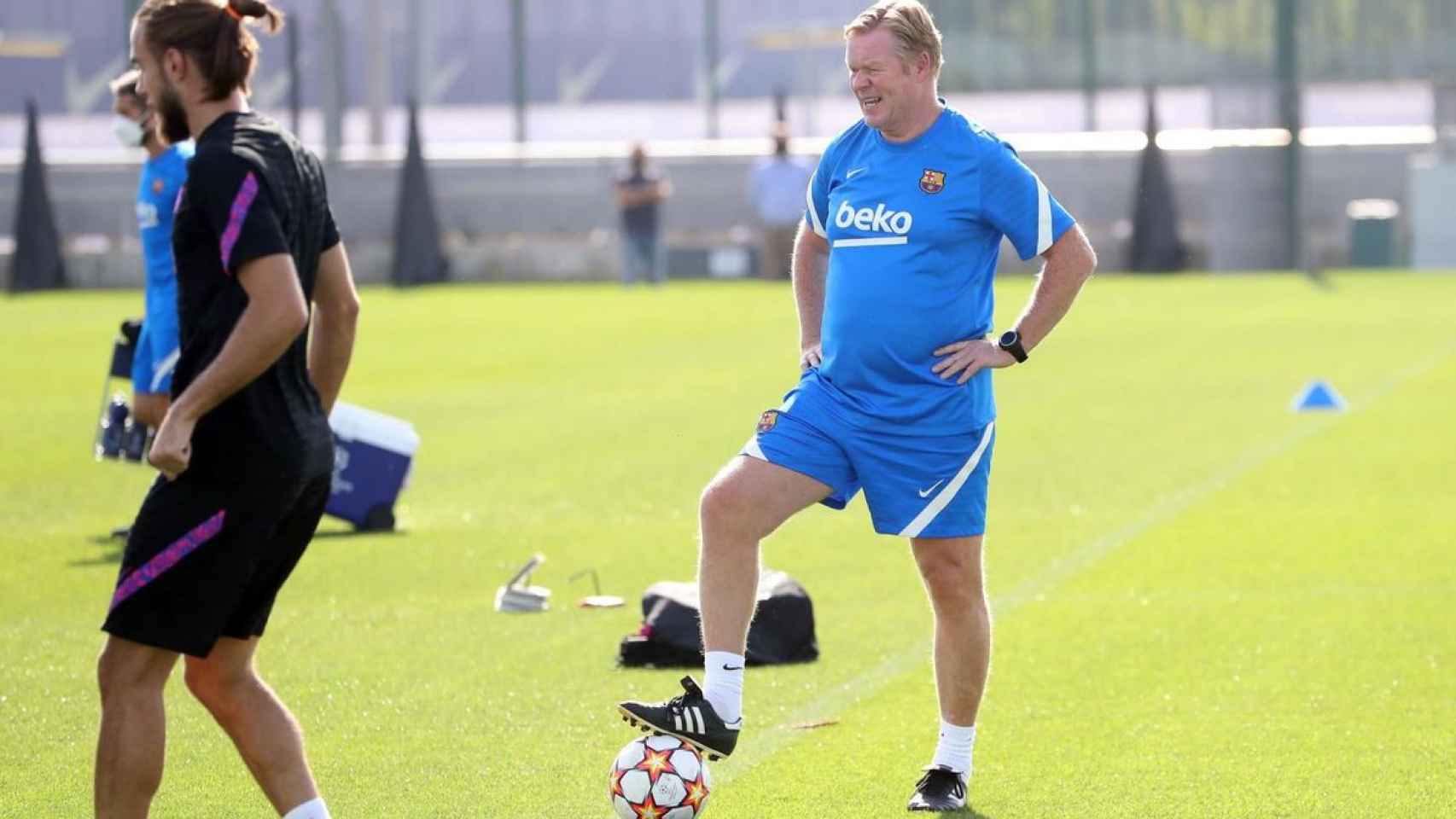 Koeman dirigiendo un entrenamiento del Barça / FC Barcelona