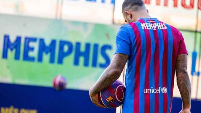 Memphis Depay en un instante de su presentación oficial con el Barça / FCB