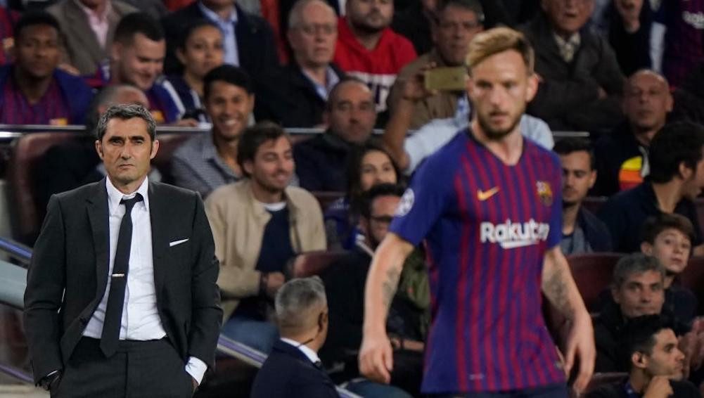 Una foto de Ernesto Valverde e Ivan Rakitic durante un partido del Barça en el Camp Nou / Twitter