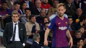 Una foto de Ernesto Valverde e Ivan Rakitic durante un partido del Barça en el Camp Nou / Twitter