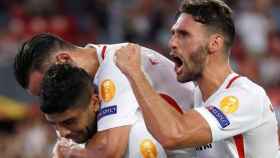 Sergi Gómez y Ever Banega celebran un gol del Sevilla / EFE