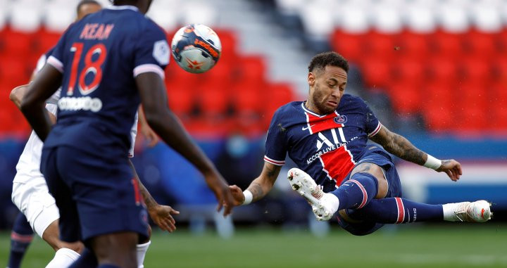 Neymar Junior rematando un balón contra el Lille / EFE