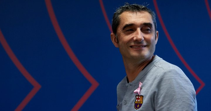 Ernesto Valverde sonría en la Ciutat Esportiva antes de una rueda de prensa / EFE