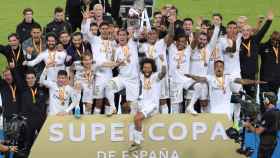 El Real Madrid celebra el triunfo en la Supercopa / EFE