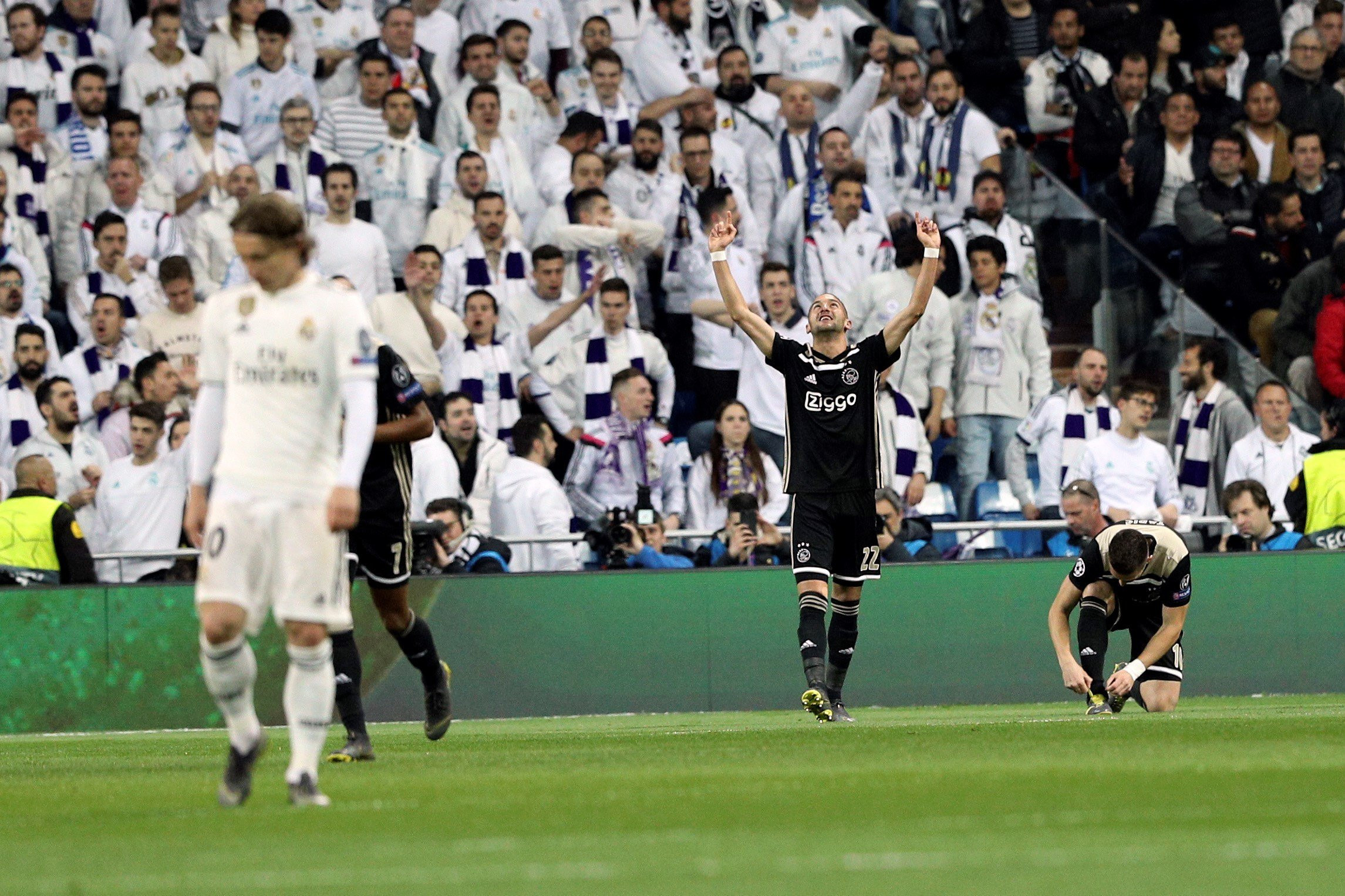 Modric se lamenta ante el cataclismo del Real Madrid contra el Ajax en el Bernabéu / EFE