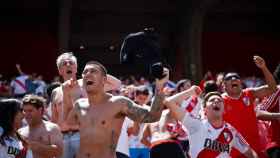Aficionados de River Plate animan antes del partido de la final de la Copa Libertadores entre River Plate y Boca Juniors en el estadio Monumental en Buenos Aires (Aregntina).EFE/ Juan Ignacio Roncoroni
