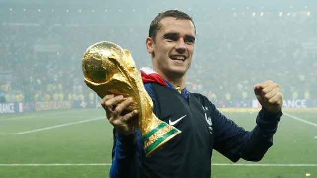 Antoine Griezmann sostiene la Copa del Mundo